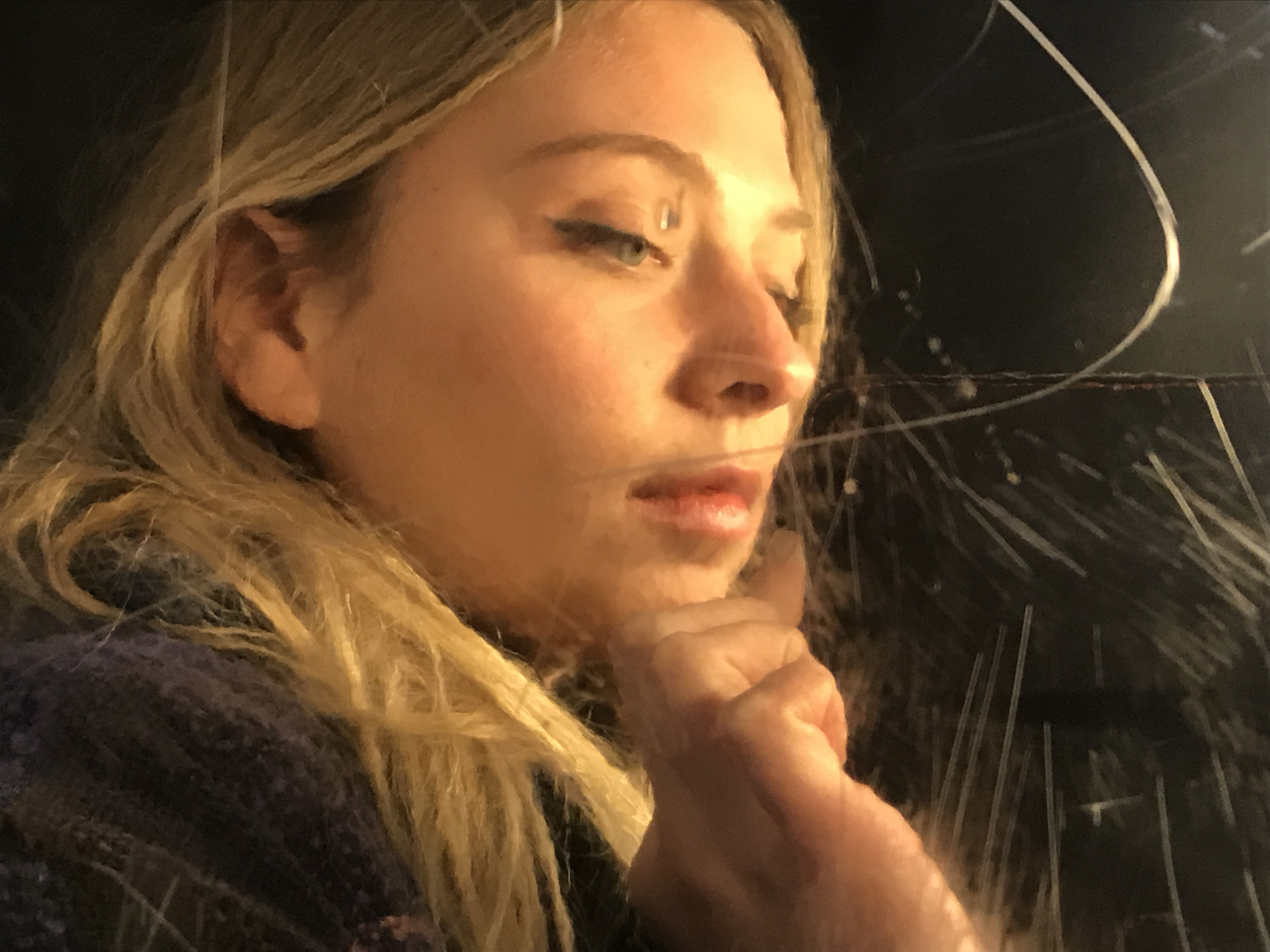 Je to obraz jej vlastnej minulosti, ale nabitý fantáziou a fikciou. Barbora Bačová v diplomovej práci problematizuje vnímanie fotografie